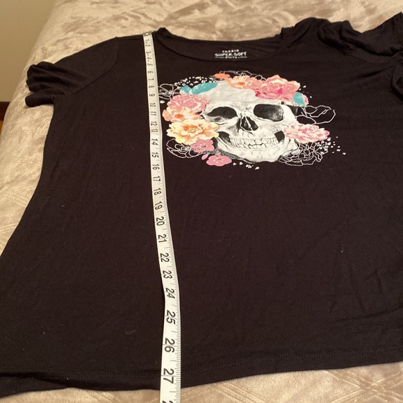 Torrid Black Skull Super Soft Knits T-Shirt in Torrid Size 1. (14/16 or 1X). - Picture 7 of 10